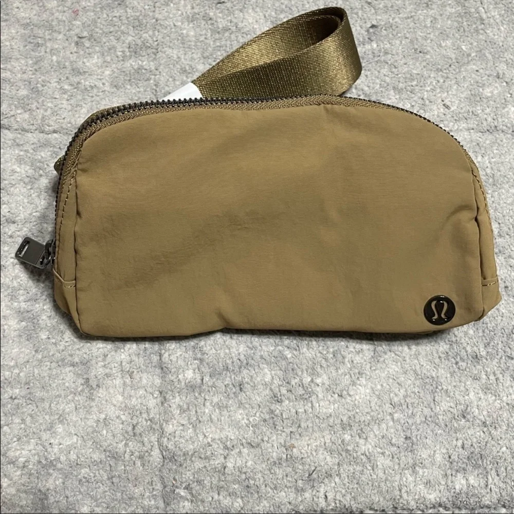 Lululemon Everywhere Belt Bag - Picture 5 of 7